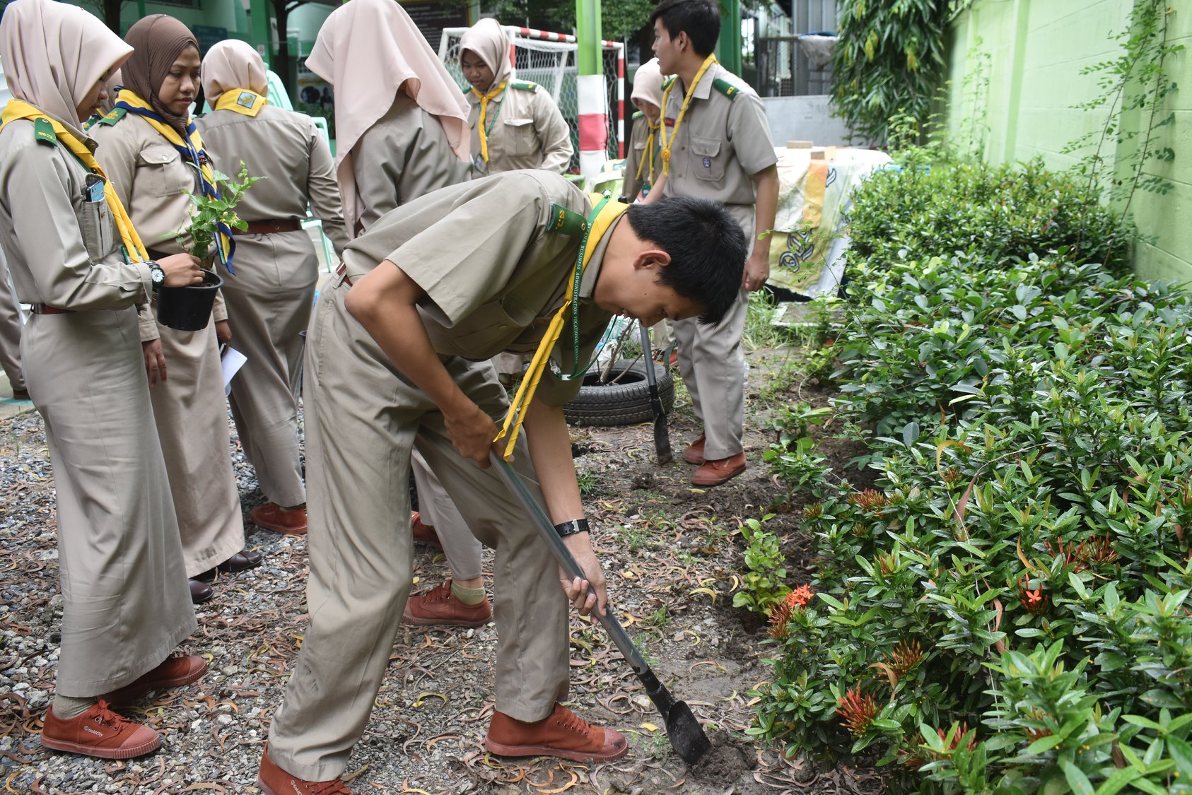 นักเรียนนักศึกษาลูกเสือวิสามัญ ร่วมกันปลูกดอกมะลิในบริเวณวิทยาลัย